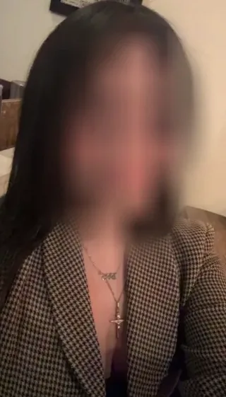 Claire, 29