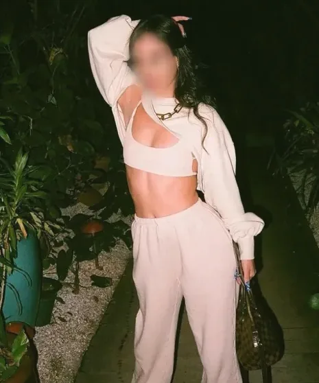Evie, 19