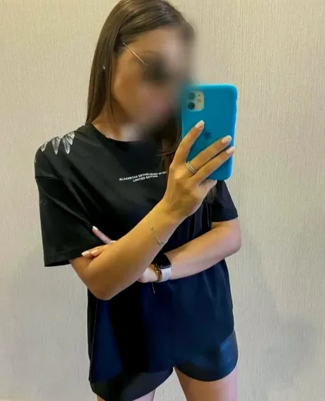 Farah, 27