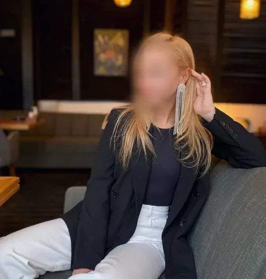 Isobel, 32