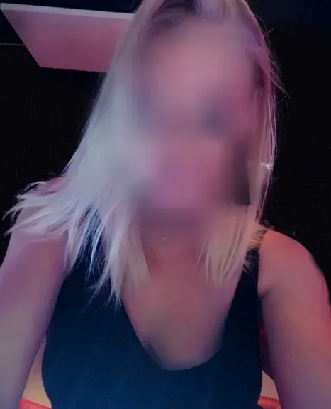 Kirsty, 32
